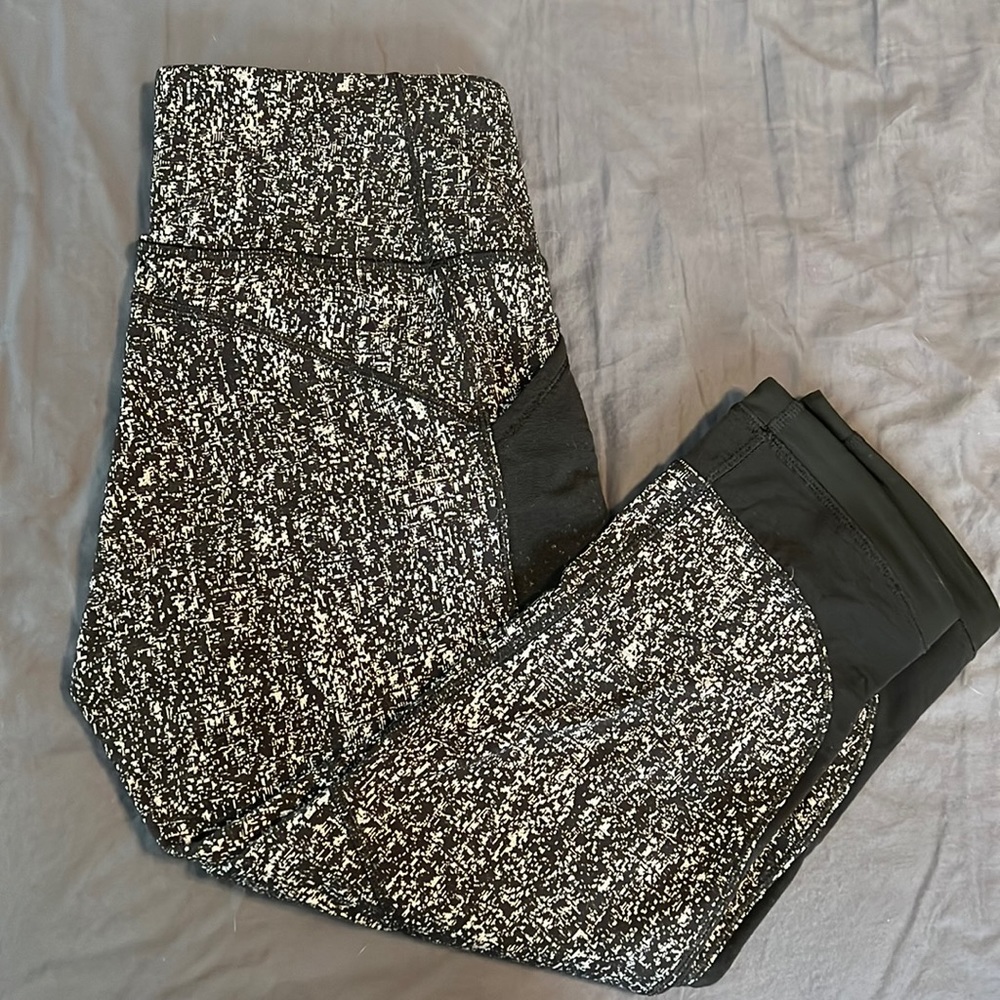 Lululemon Heather Grey Workout Capris with side pockets (8)